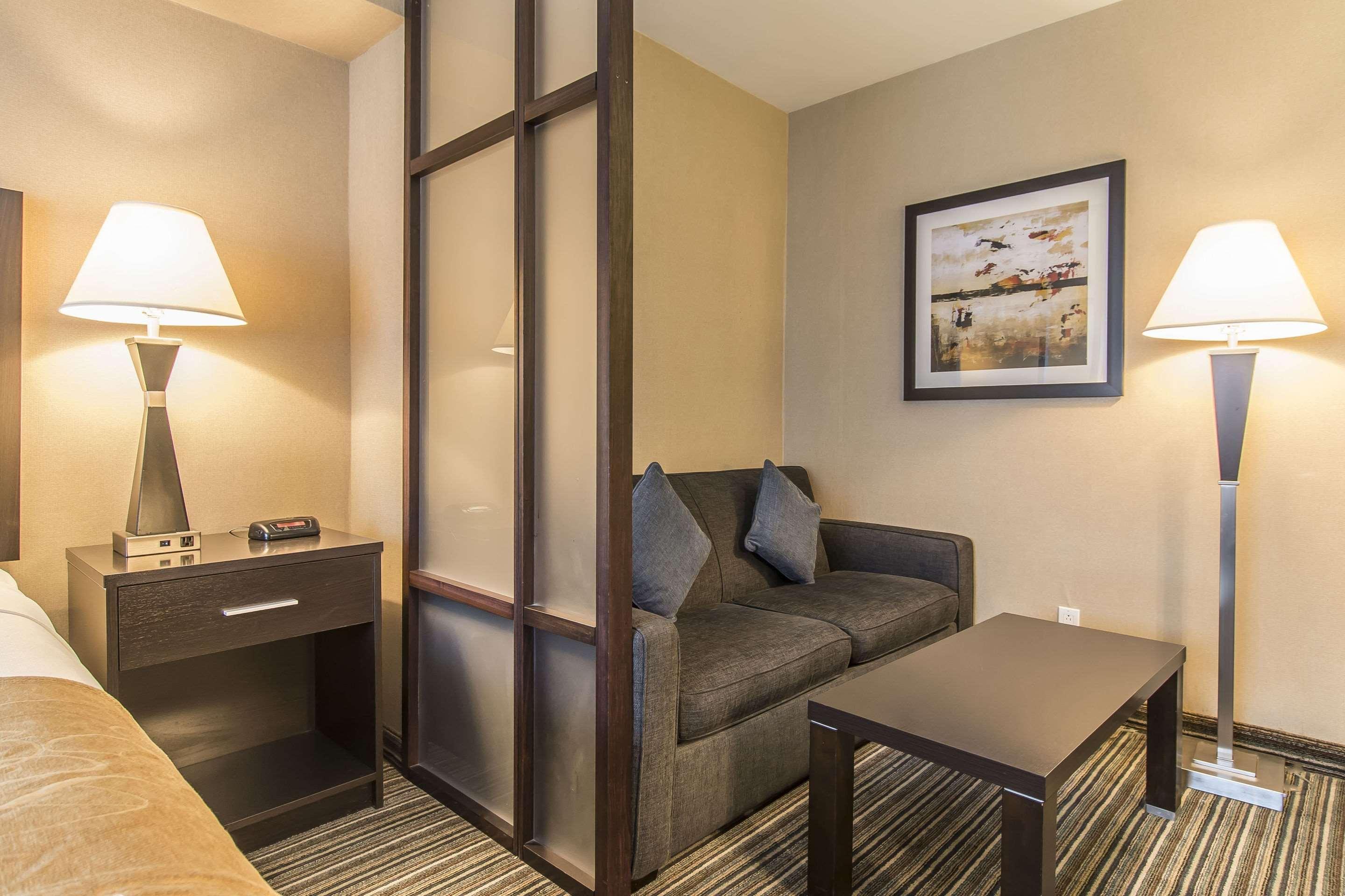 Comfort Suites Downtown Монреал Екстериор снимка