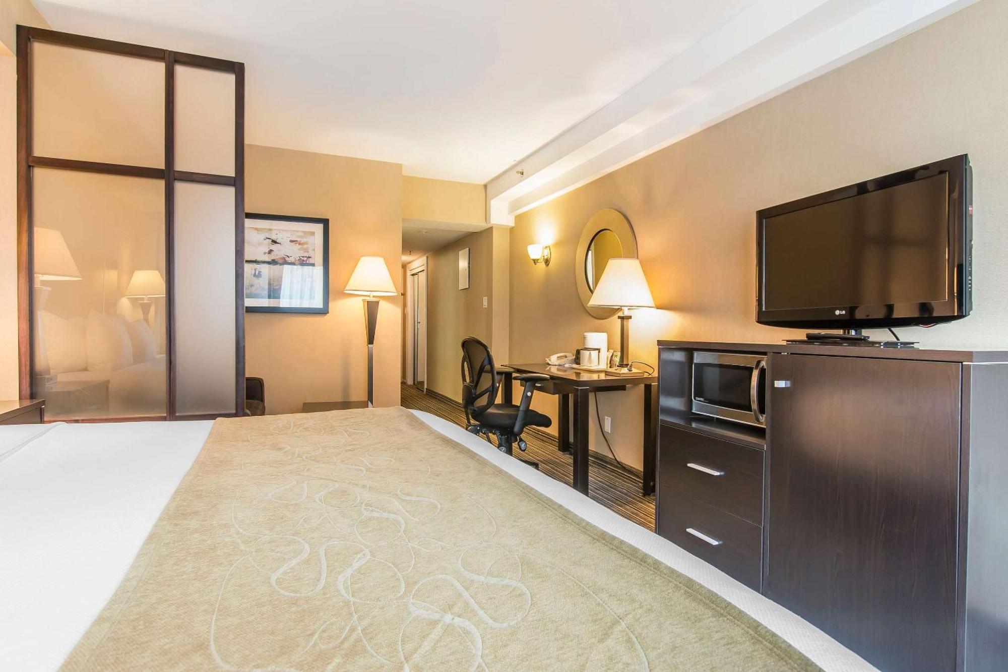 Comfort Suites Downtown Монреал Екстериор снимка