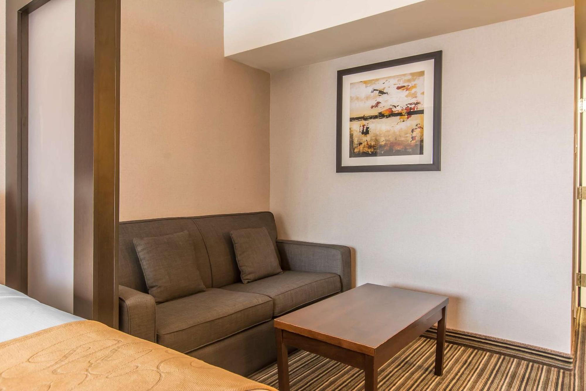 Comfort Suites Downtown Монреал Екстериор снимка
