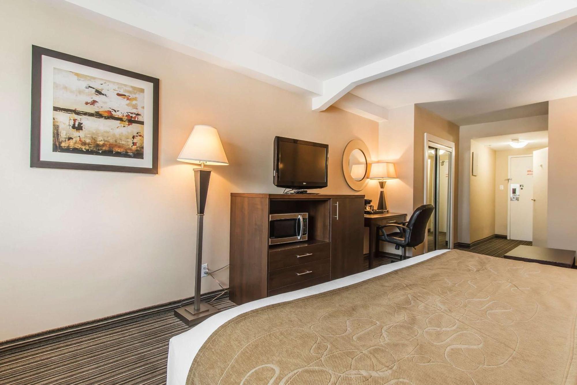 Comfort Suites Downtown Монреал Екстериор снимка