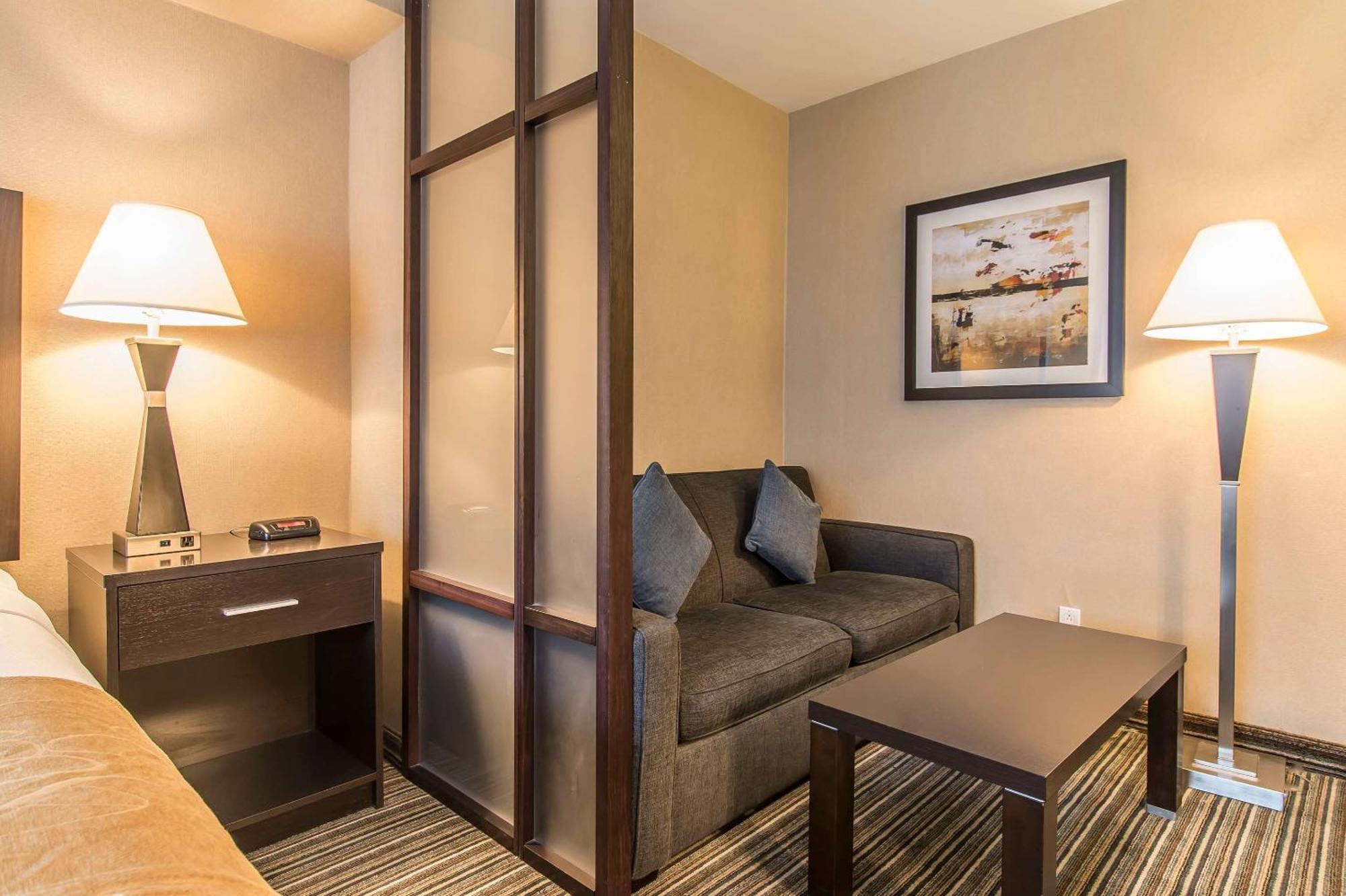 Comfort Suites Downtown Монреал Екстериор снимка