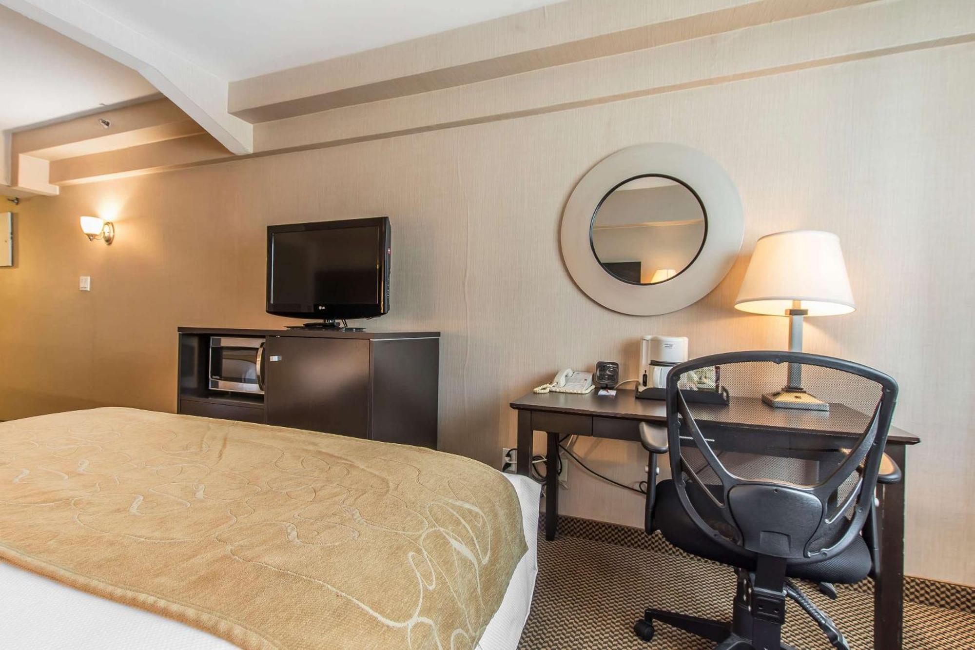 Comfort Suites Downtown Монреал Екстериор снимка
