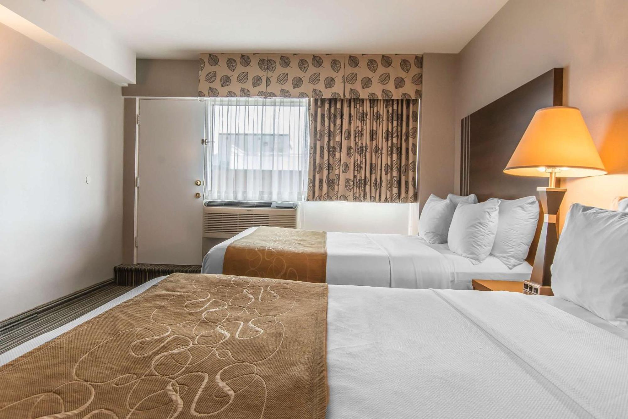 Comfort Suites Downtown Монреал Екстериор снимка