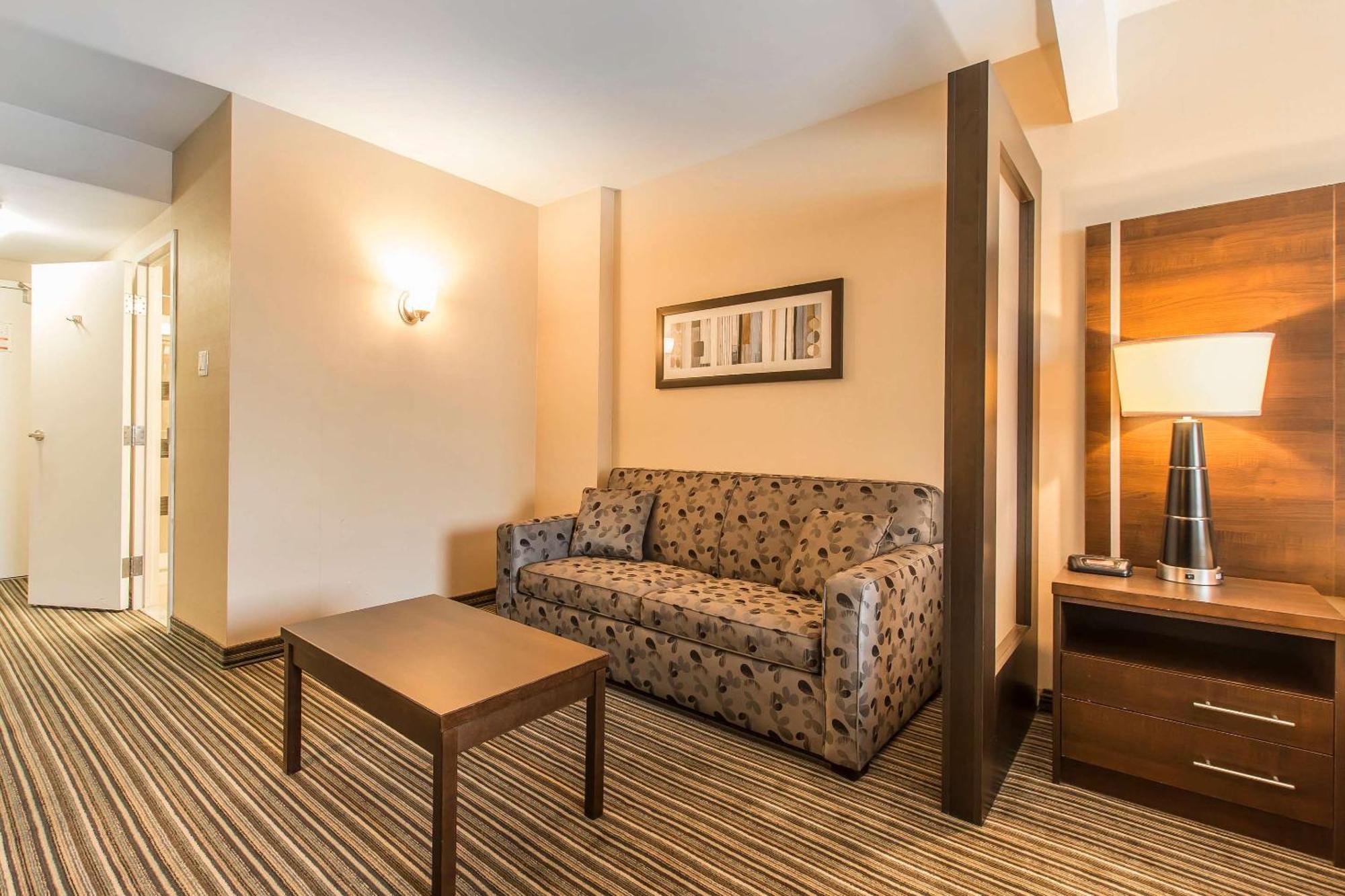 Comfort Suites Downtown Монреал Екстериор снимка