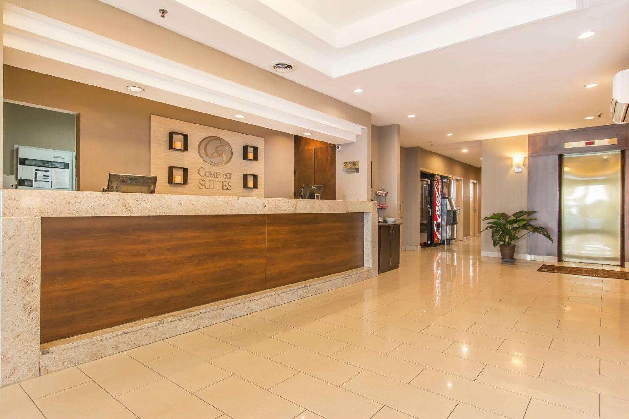 Comfort Suites Downtown Монреал Екстериор снимка